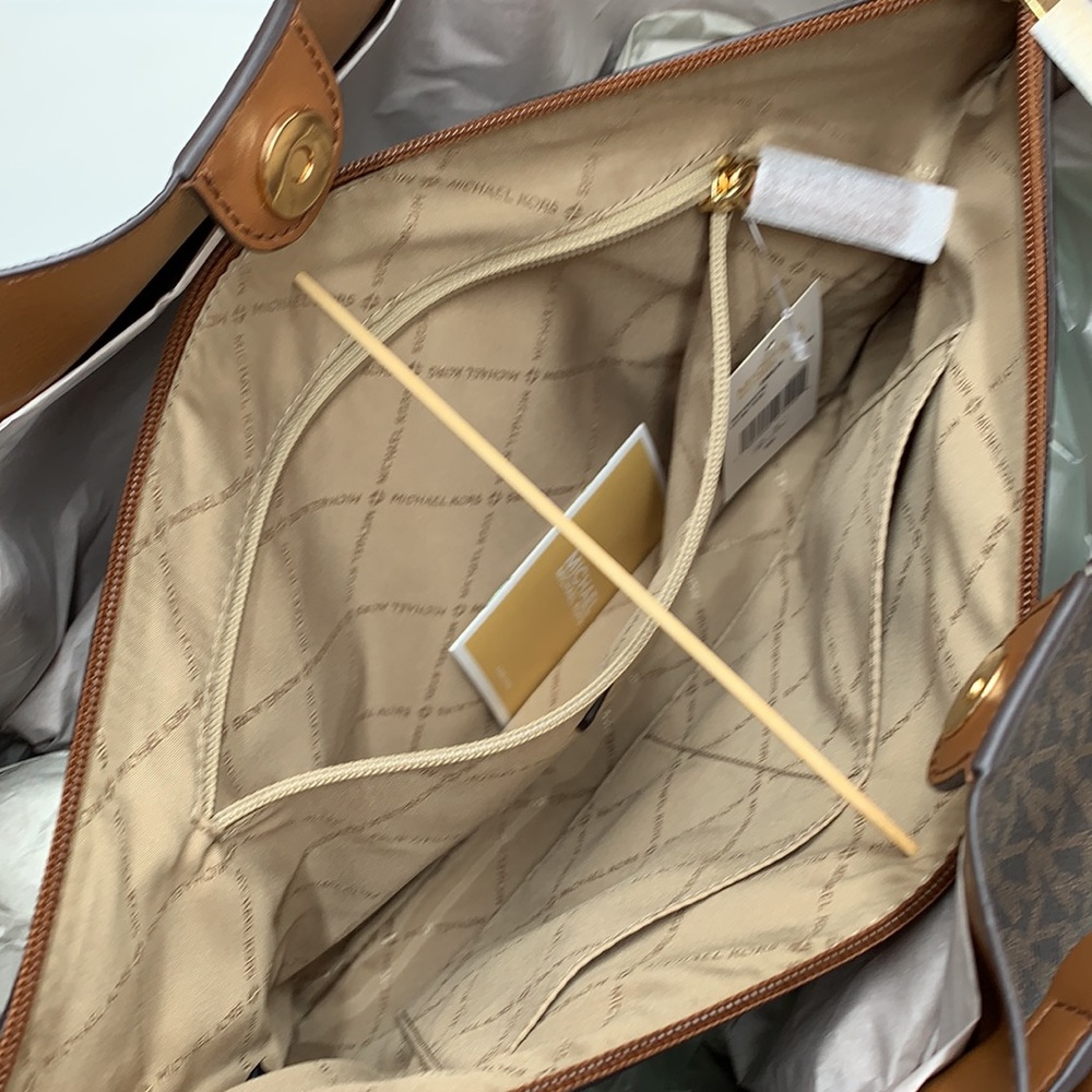 MICHAEL KORS 
Emilia Large Logo Tote Bag BROWN SIGNATURE COLOR - Picture 11 of 15
